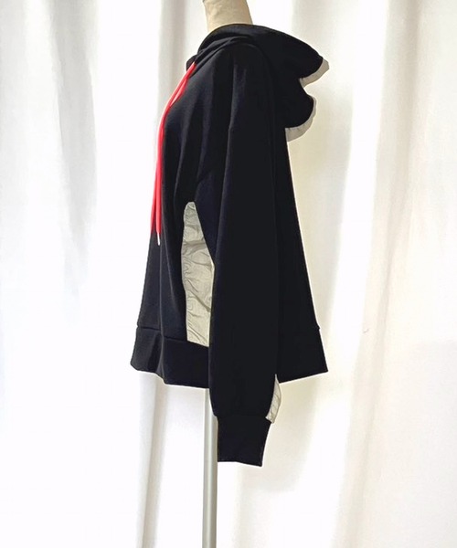 Q（キュー）の「ソフトダンボールドッキングパーカー（パーカー・レディース・ブラック/チャコールグレー・MEDIUM）」の7枚目の写真