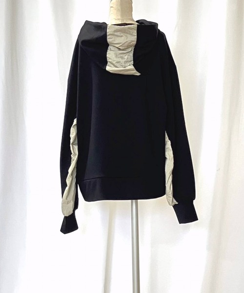 Q（キュー）の「ソフトダンボールドッキングパーカー（パーカー・レディース・ブラック/チャコールグレー・MEDIUM）」の8枚目の写真