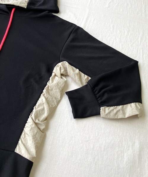 Q（キュー）の「ソフトダンボールドッキングパーカー（パーカー・レディース・ブラック/チャコールグレー・MEDIUM）」の12枚目の写真