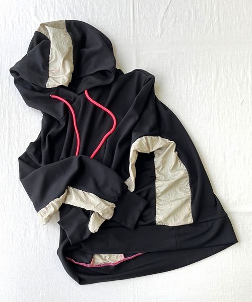 Q（キュー）の「ソフトダンボールドッキングパーカー（パーカー・レディース・ブラック/チャコールグレー・MEDIUM）」の10枚目の写真