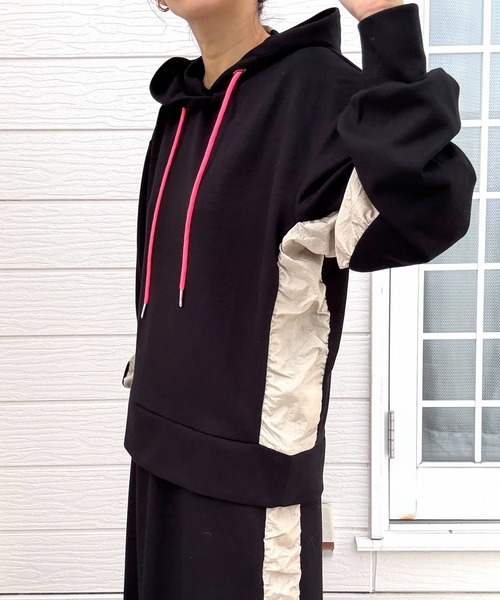 Q（キュー）の「ソフトダンボールドッキングパーカー（パーカー・レディース・ブラック/チャコールグレー・MEDIUM）」の19枚目の写真