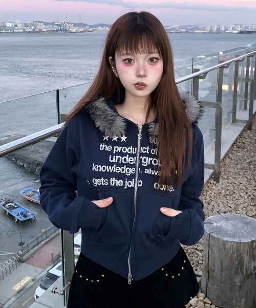 SEQUENZ（シークエンズ）の「※WEB限定 / フェイクファー / レディース短丈ジップパーカー / sqnzfur zip pk（パーカー・レディース・ダークネイビー/ライトグレー/ブラック/ピンク系その他2・FREE）」の3枚目の写真