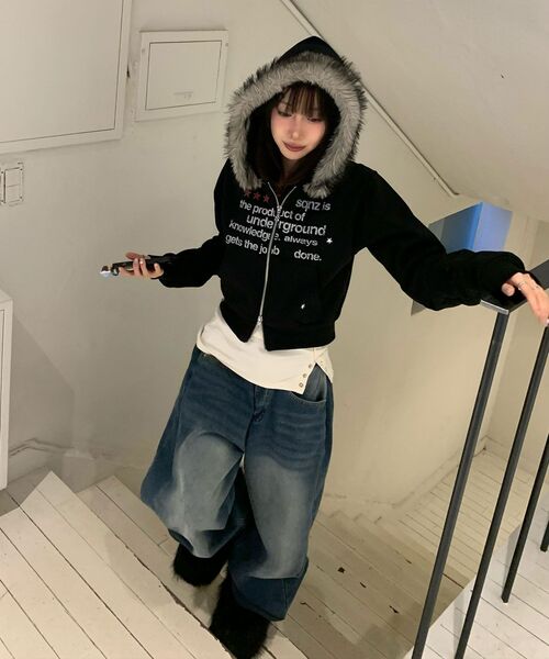 SEQUENZ（シークエンズ）の「※WEB限定 / フェイクファー / レディース短丈ジップパーカー / sqnzfur zip pk（パーカー・レディース・ダークネイビー/ライトグレー/ブラック/ピンク系その他2・FREE）」の10枚目の写真
