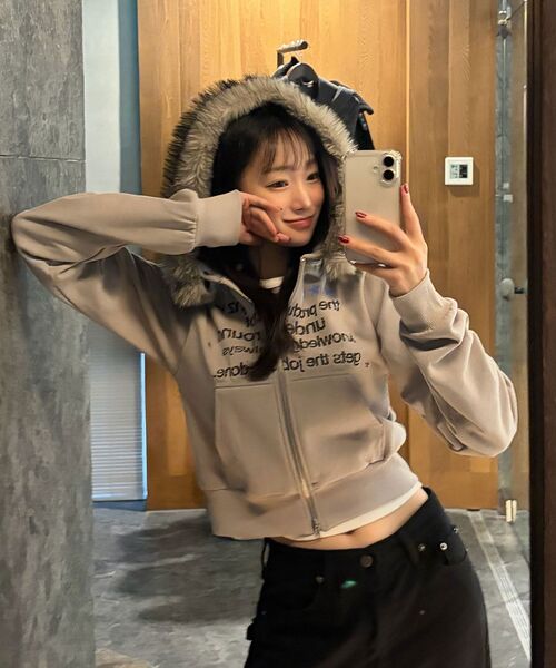SEQUENZ（シークエンズ）の「※WEB限定 / フェイクファー / レディース短丈ジップパーカー / sqnzfur zip pk（パーカー・レディース・ダークネイビー/ライトグレー/ブラック/ピンク系その他2・FREE）」の11枚目の写真