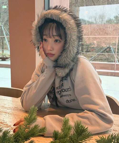 SEQUENZ（シークエンズ）の「※WEB限定 / フェイクファー / レディース短丈ジップパーカー / sqnzfur zip pk（パーカー・レディース・ダークネイビー/ライトグレー/ブラック/ピンク系その他2・FREE）」の12枚目の写真