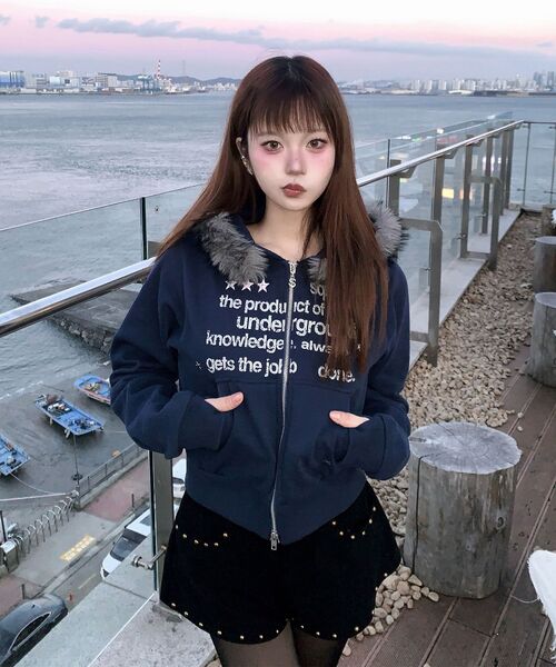 SEQUENZ（シークエンズ）の「※WEB限定 / フェイクファー / レディース短丈ジップパーカー / sqnzfur zip pk（パーカー・レディース・ダークネイビー/ライトグレー/ブラック/ピンク系その他2・FREE）」の15枚目の写真