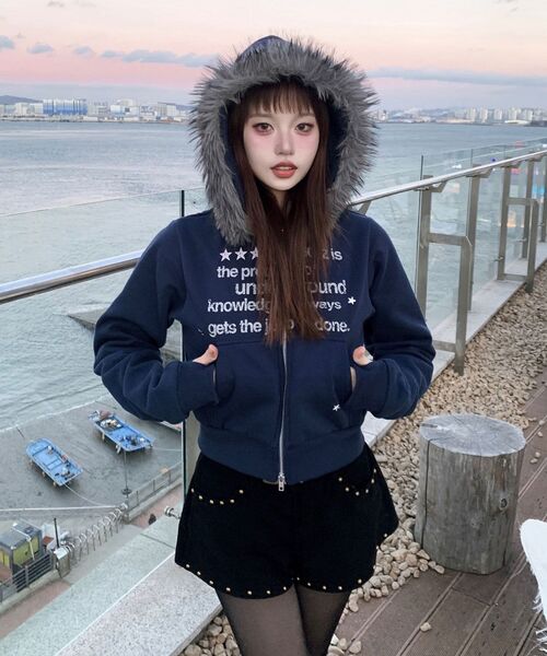 SEQUENZ（シークエンズ）の「※WEB限定 / フェイクファー / レディース短丈ジップパーカー / sqnzfur zip pk（パーカー・レディース・ダークネイビー/ライトグレー/ブラック/ピンク系その他2・FREE）」の16枚目の写真