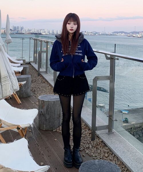 SEQUENZ（シークエンズ）の「※WEB限定 / フェイクファー / レディース短丈ジップパーカー / sqnzfur zip pk（パーカー・レディース・ダークネイビー/ライトグレー/ブラック/ピンク系その他2・FREE）」の17枚目の写真
