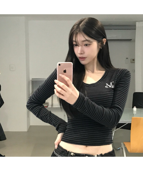 MUCENT（ムセント）の「エマVネックストライプロングスリーブTシャツ（2カラー）（Tシャツ/カットソー・レディース・チャコールグレー×ブラック/ホワイト×ブラック・FREE）」の2枚目の写真