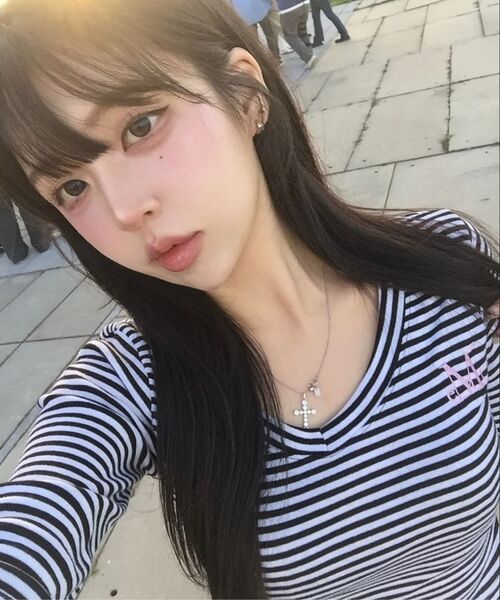 MUCENT（ムセント）の「エマVネックストライプロングスリーブTシャツ（3カラー）（Tシャツ/カットソー・レディース・チャコールグレー×ブラック/ホワイト×ブラック/グレー×ホワイト・FREE）」の19枚目の写真