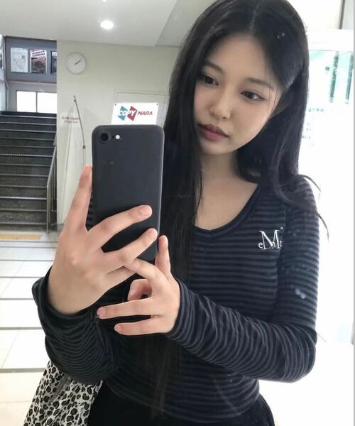 MUCENT（ムセント）の「エマVネックストライプロングスリーブTシャツ（3カラー）（Tシャツ/カットソー・レディース・チャコールグレー×ブラック/ホワイト×ブラック/グレー×ホワイト・FREE）」の16枚目の写真