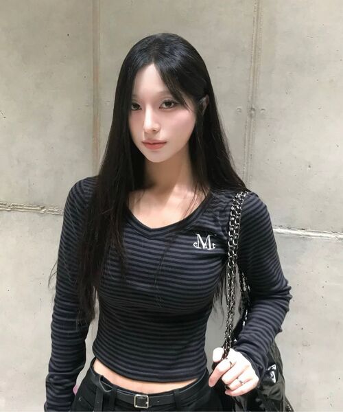 MUCENT（ムセント）の「エマVネックストライプロングスリーブTシャツ（3カラー）（Tシャツ/カットソー・レディース・チャコールグレー×ブラック/ホワイト×ブラック/グレー×ホワイト・FREE）」の12枚目の写真