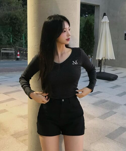 MUCENT（ムセント）の「エマVネックストライプロングスリーブTシャツ（3カラー）（Tシャツ/カットソー・レディース・チャコールグレー×ブラック/ホワイト×ブラック/グレー×ホワイト・FREE）」の7枚目の写真