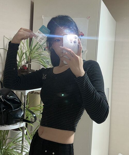 MUCENT（ムセント）の「エマVネックストライプロングスリーブTシャツ（3カラー）（Tシャツ/カットソー・レディース・チャコールグレー×ブラック/ホワイト×ブラック/グレー×ホワイト・FREE）」の6枚目の写真