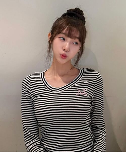 MUCENT（ムセント）の「エマVネックストライプロングスリーブTシャツ（3カラー）（Tシャツ/カットソー・レディース・チャコールグレー×ブラック/ホワイト×ブラック/グレー×ホワイト・FREE）」の5枚目の写真