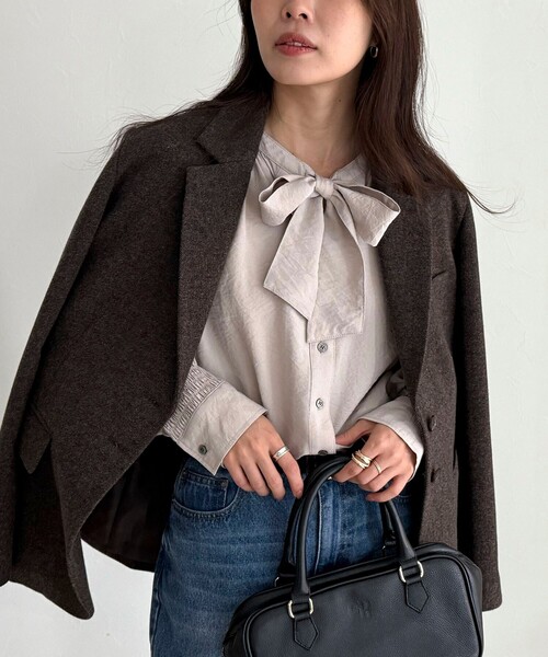 fredy emue(フレディエミュ)の「ボウタイギャザーブラウス(シャツ/ブラウス・レディース・ブラック/オフホワイト/ベージュ・38)」の3枚目の写真