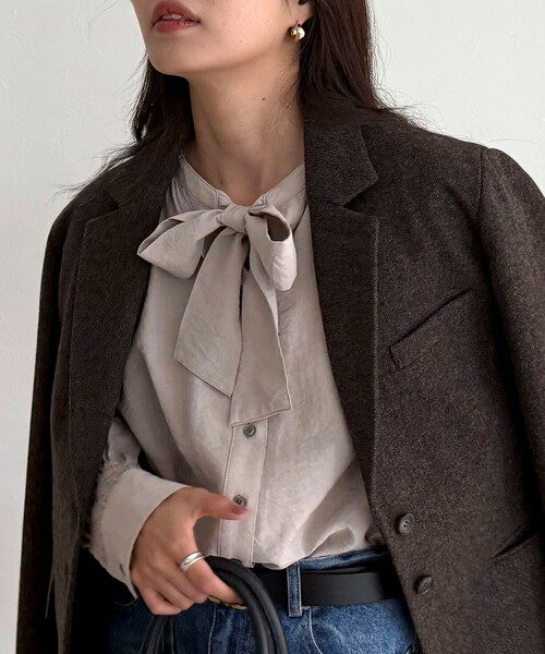 fredy emue(フレディエミュ)の「ボウタイギャザーブラウス(シャツ/ブラウス・レディース・ブラック/オフホワイト/ベージュ・38)」の6枚目の写真