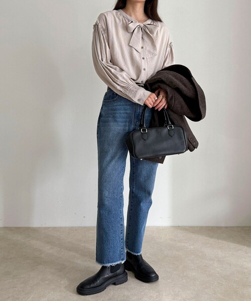 fredy emue(フレディエミュ)の「ボウタイギャザーブラウス(シャツ/ブラウス・レディース・ブラック/オフホワイト/ベージュ・38)」の9枚目の写真