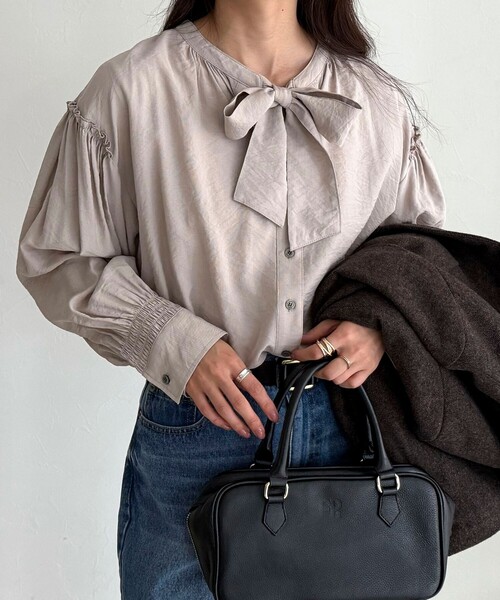 fredy emue(フレディエミュ)の「ボウタイギャザーブラウス(シャツ/ブラウス・レディース・ブラック/オフホワイト/ベージュ・38)」の12枚目の写真