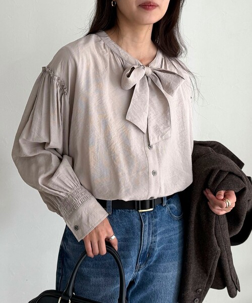 fredy emue(フレディエミュ)の「ボウタイギャザーブラウス(シャツ/ブラウス・レディース・ブラック/オフホワイト/ベージュ・38)」の13枚目の写真