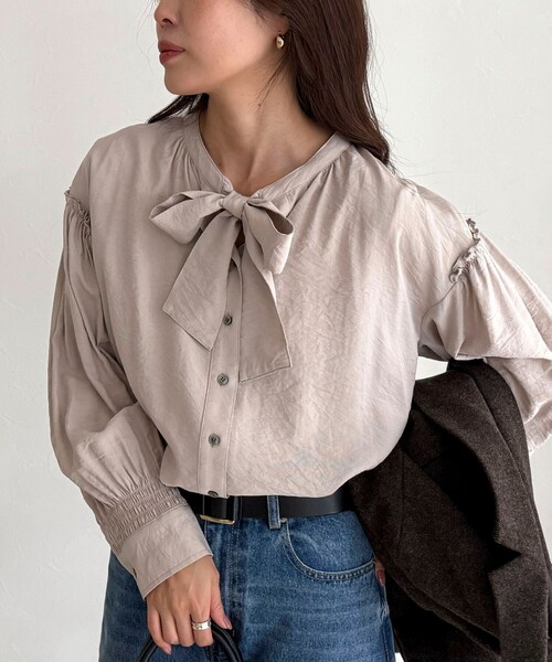 fredy emue(フレディエミュ)の「ボウタイギャザーブラウス(シャツ/ブラウス・レディース・ブラック/オフホワイト/ベージュ・38)」の14枚目の写真