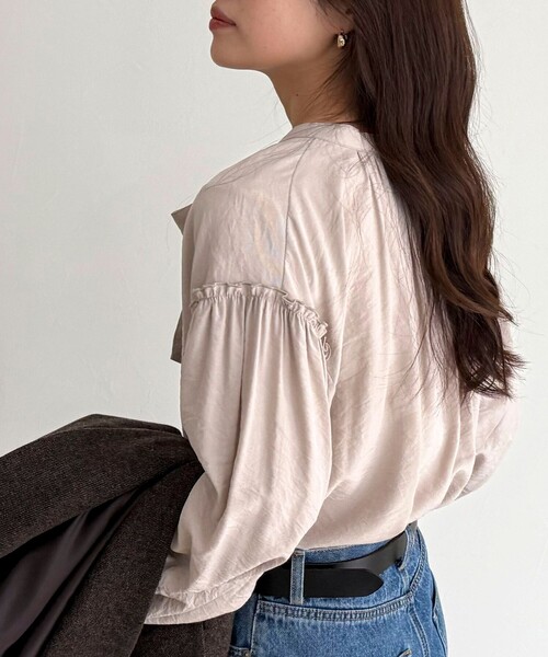 fredy emue(フレディエミュ)の「ボウタイギャザーブラウス(シャツ/ブラウス・レディース・ブラック/オフホワイト/ベージュ・38)」の15枚目の写真