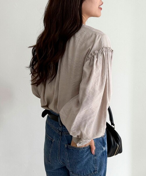 fredy emue(フレディエミュ)の「ボウタイギャザーブラウス(シャツ/ブラウス・レディース・ブラック/オフホワイト/ベージュ・38)」の16枚目の写真