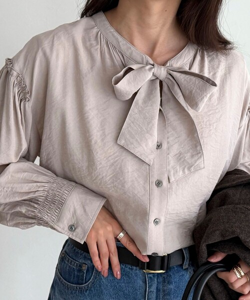 fredy emue(フレディエミュ)の「ボウタイギャザーブラウス(シャツ/ブラウス・レディース・ブラック/オフホワイト/ベージュ・38)」の17枚目の写真