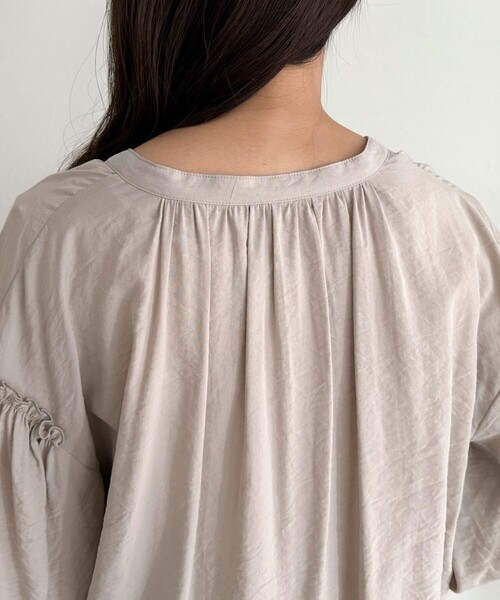 fredy emue(フレディエミュ)の「ボウタイギャザーブラウス(シャツ/ブラウス・レディース・ブラック/オフホワイト/ベージュ・38)」の21枚目の写真