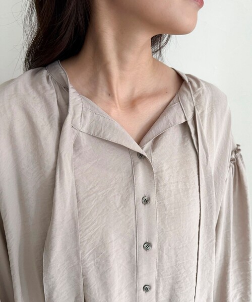 fredy emue(フレディエミュ)の「ボウタイギャザーブラウス(シャツ/ブラウス・レディース・ブラック/オフホワイト/ベージュ・38)」の22枚目の写真