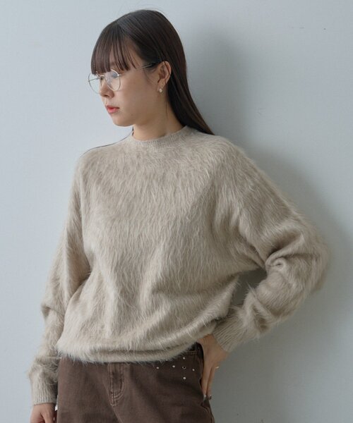 WHIMSIC（ウィムジック）の「【UNISEX/2サイズ展開】アンゴラブレンドシャギーニットプルオーバー（ニット/セーター・メンズ・チャコールグレー/ライトベージュ/サックスブルー/レッド・1/2）」の2枚目の写真