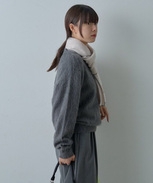 WHIMSIC（ウィムジック）の「【UNISEX/2サイズ展開】アンゴラブレンドシャギーニットプルオーバー（ニット/セーター・メンズ・チャコールグレー/ライトベージュ/サックスブルー/レッド・1/2）」の6枚目の写真
