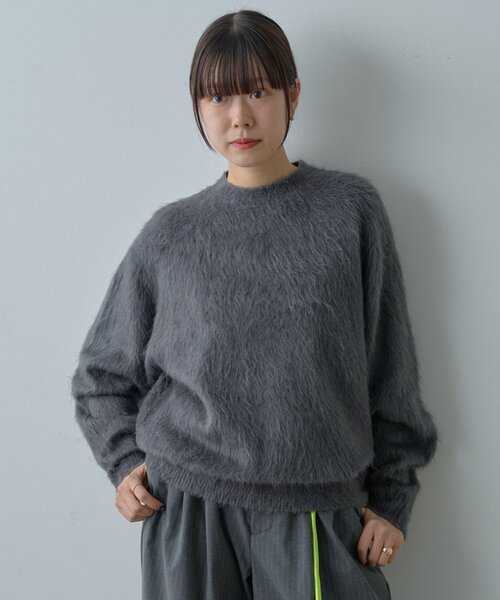 WHIMSIC（ウィムジック）の「【UNISEX/2サイズ展開】アンゴラブレンドシャギーニットプルオーバー（ニット/セーター・メンズ・チャコールグレー/ライトベージュ/サックスブルー/レッド・1/2）」の7枚目の写真