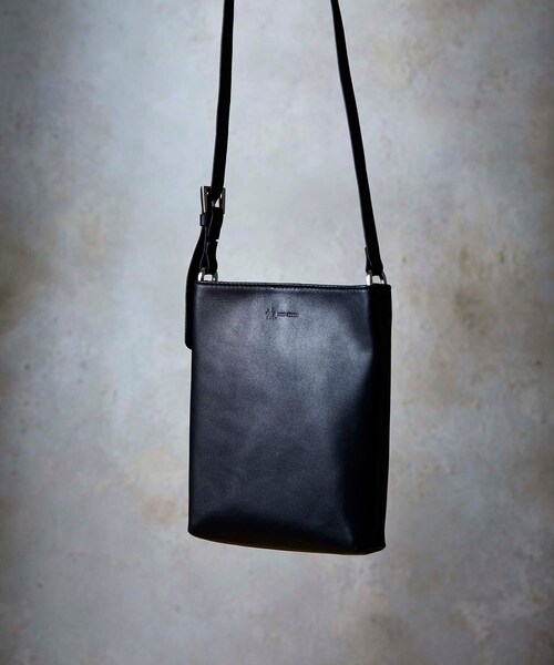 tk.TAKEO KIKUCHI(ティーケータケオキクチ)の「【WEB限定】リアルレザーショルダーポーチ(ショルダーバッグ・メンズ・ブラック/ダークブラウン・00)」の1枚目の写真