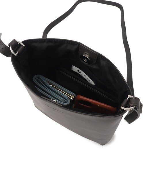 tk.TAKEO KIKUCHI(ティーケータケオキクチ)の「【WEB限定】リアルレザーショルダーポーチ(ショルダーバッグ・メンズ・ブラック/ダークブラウン・00)」の13枚目の写真