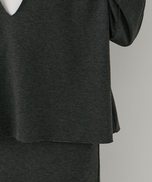 Jayro(ジャイロ)の「キーネック裏シャギートップス(Tシャツ/カットソー・レディース・チャコールグレー/ネイビー/イエロー・M)」の5枚目の写真