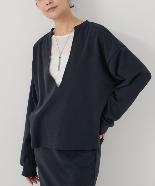 Jayro(ジャイロ)の「キーネック裏シャギートップス(Tシャツ/カットソー・レディース・チャコールグレー/ネイビー/イエロー・M)」の2枚目の写真