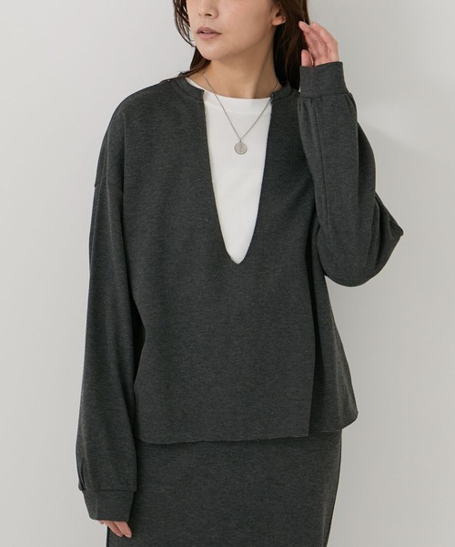 Jayro(ジャイロ)の「キーネック裏シャギートップス(Tシャツ/カットソー・レディース・チャコールグレー/ネイビー/イエロー・M)」の1枚目の写真