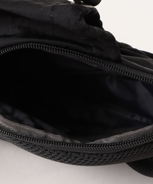 KAZZU SELECT(カッズセレクト)の「OSAMPOしわナイロンWボトルボディバッグ(ボディバッグ/ウエストポーチ・メンズ・ブルー/グレー/カーキ/ブラック/ベージュ・ONE SIZE)」の8枚目の写真