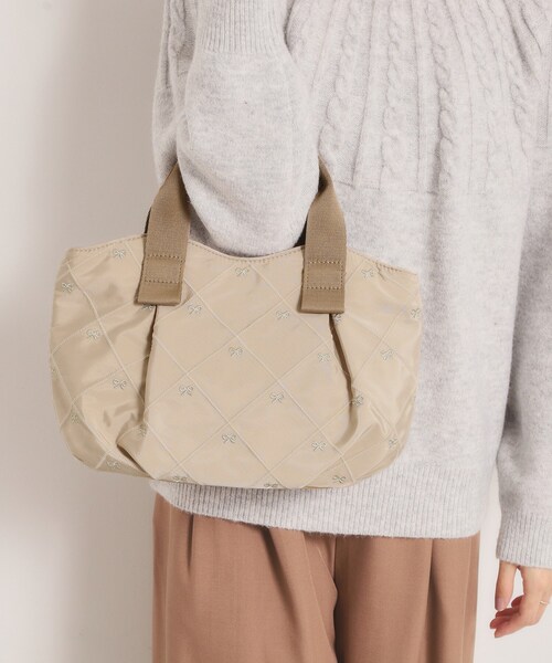 ITS'DEMO（イッツデモ）の「リボン刺繍ミニトート（ハンドバッグ・レディース・ブラック/ベージュ/ピンク系・00）」の2枚目の写真