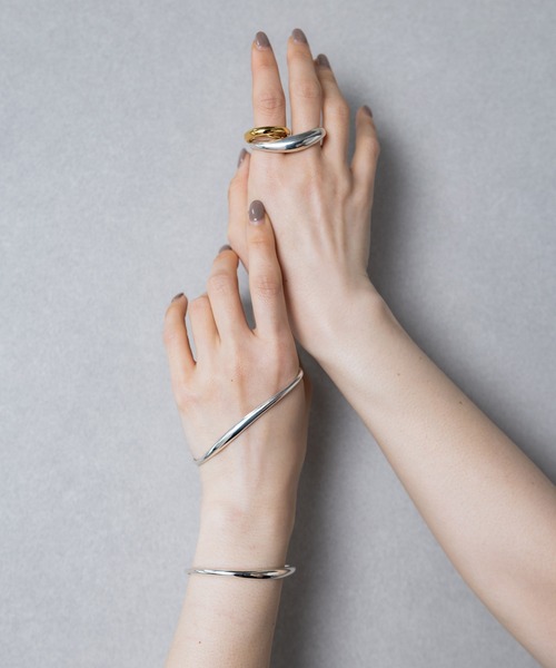 ISOLATION（アイソレーション）の「【ISOLATION / アイソレーション】Curve Palm Bangle /  カーブパームバングル（バングル/リストバンド・レディース・シルバー・S/M/L）」の4枚目の写真