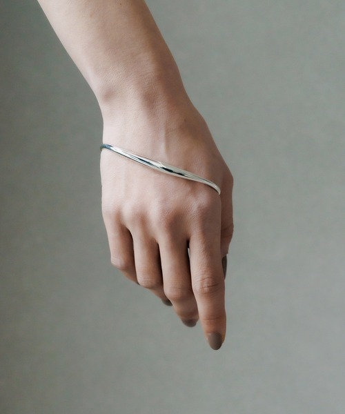 ISOLATION（アイソレーション）の「【ISOLATION / アイソレーション】Curve Palm Bangle /  カーブパームバングル（バングル/リストバンド・レディース・シルバー・S/M/L）」の9枚目の写真
