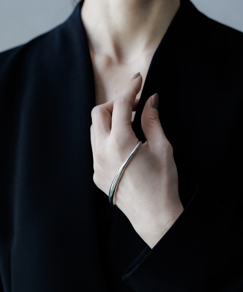 ISOLATION（アイソレーション）の「【ISOLATION / アイソレーション】Curve Palm Bangle /  カーブパームバングル（バングル/リストバンド・レディース・シルバー・S/M/L）」の7枚目の写真