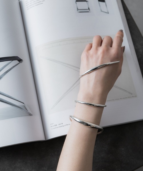 ISOLATION（アイソレーション）の「【ISOLATION / アイソレーション】Curve Palm Bangle /  カーブパームバングル（バングル/リストバンド・レディース・シルバー・S/M/L）」の13枚目の写真