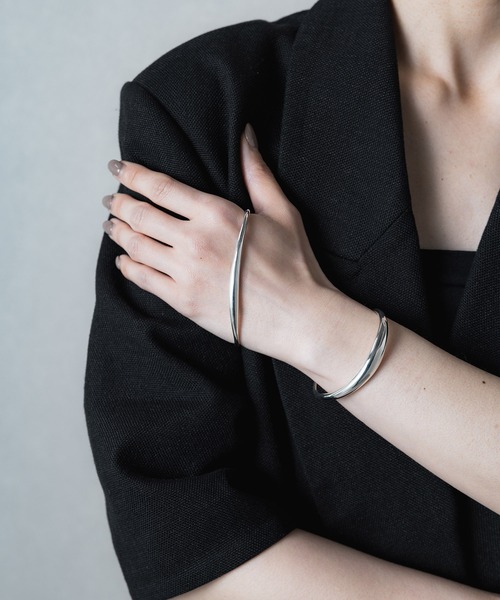 ISOLATION（アイソレーション）の「【ISOLATION / アイソレーション】Curve Palm Bangle /  カーブパームバングル（バングル/リストバンド・レディース・シルバー・S/M/L）」の8枚目の写真