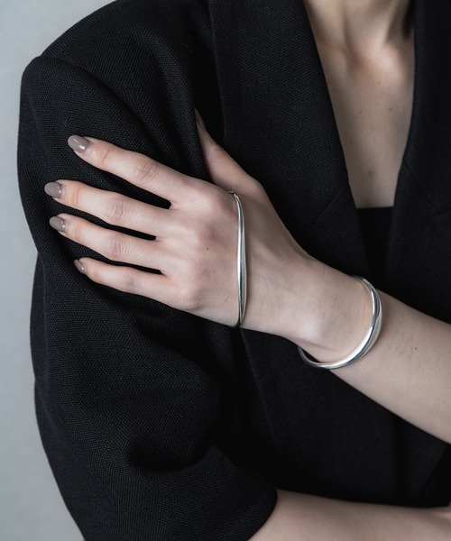 ISOLATION（アイソレーション）の「【ISOLATION / アイソレーション】Curve Palm Bangle /  カーブパームバングル（バングル/リストバンド・レディース・シルバー・S/M/L）」の6枚目の写真
