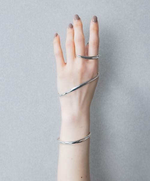 ISOLATION（アイソレーション）の「【ISOLATION / アイソレーション】Curve Palm Bangle /  カーブパームバングル（バングル/リストバンド・レディース・シルバー・S/M/L）」の14枚目の写真
