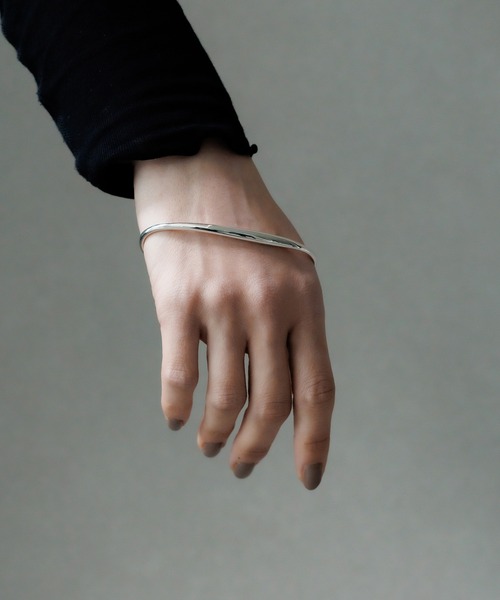 ISOLATION（アイソレーション）の「【ISOLATION / アイソレーション】Curve Palm Bangle /  カーブパームバングル（バングル/リストバンド・レディース・シルバー・S/M/L）」の10枚目の写真
