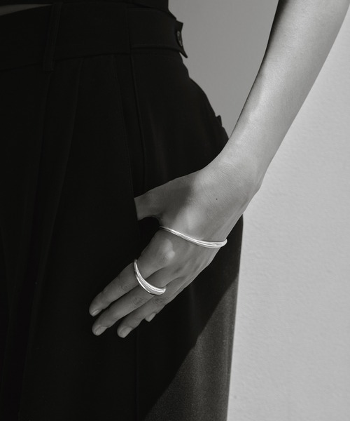 ISOLATION（アイソレーション）の「【ISOLATION / アイソレーション】Curve Palm Bangle /  カーブパームバングル（バングル/リストバンド・レディース・シルバー・S/M/L）」の5枚目の写真