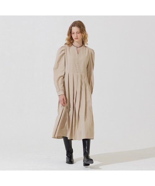 ADAUL(アダウル)の「セミVネックパフプリーツロングワンピース - ベージュ(ワンピース・レディース・その他・S/M/L)」の1枚目の写真